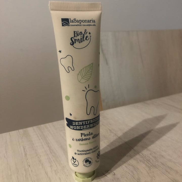 photo of La Saponaria Dentifricio Wonderwhite Menta&Carbone shared by @cristinap84 on  03 Apr 2023 - review