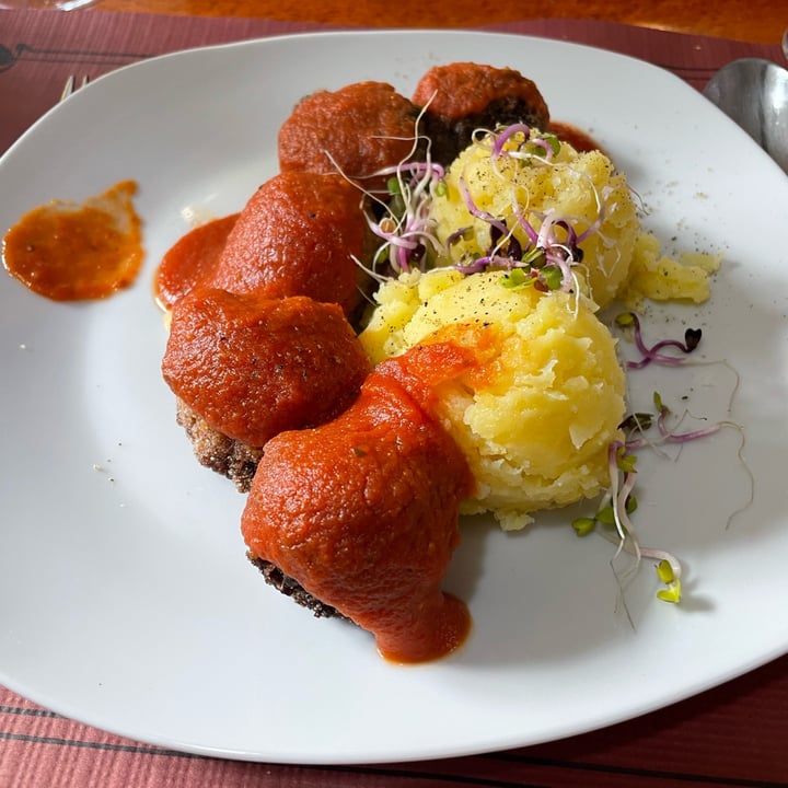 photo of Restaurante Petiscos Albóndigas de arroz y verduras con puré de patatas shared by @punpun on  23 May 2023 - review