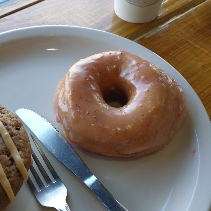 photo of Mud Pie Bakery & Coffee Strawberry Fried Donut shared by @6onnie on  18 Mar 2023 - review