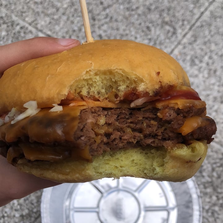 photo of Un Amor De Vegano Hamburguesa Doble Cuarto De Libra shared by @ailincufre on  13 May 2023 - review