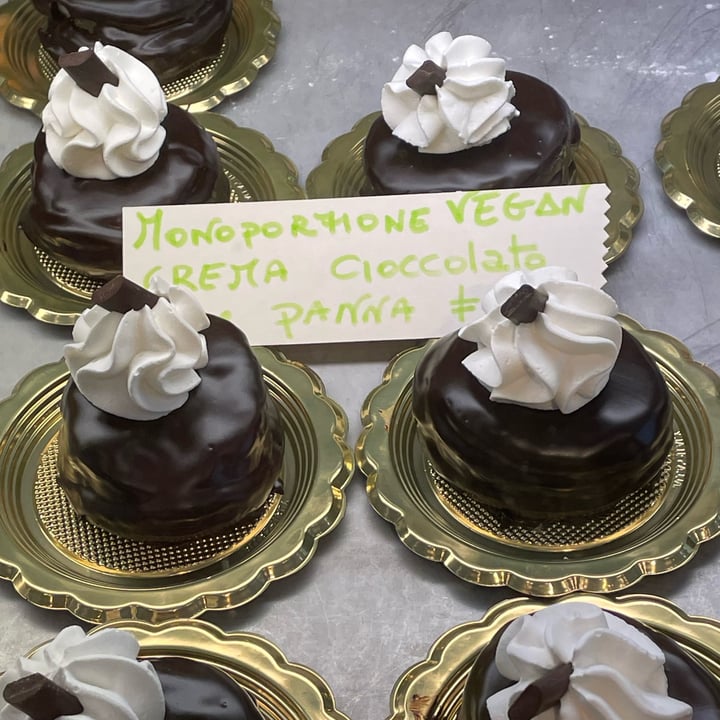 photo of Pasticceria Nilo's di Poletti e Spadoni Monoporzione crema, cioccolato e panna shared by @elenina on  28 May 2023 - review