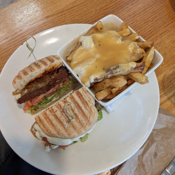 photo of Pure Kitchen Kanata awesome burger, Side Poutine shared by @auto-naut on  21 Jan 2023 - review