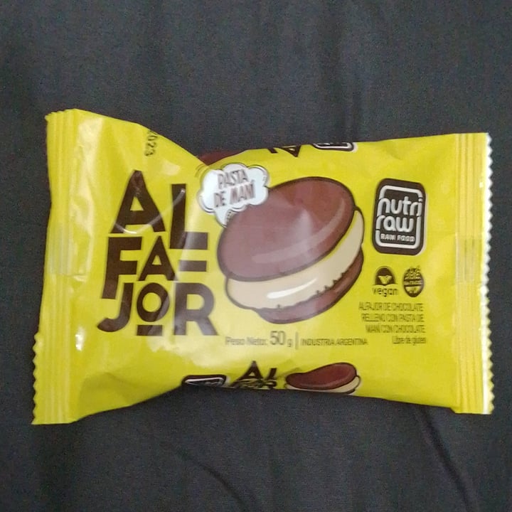 photo of Nutri Raw Alfajor de chocolate relleno con pasta de maní shared by @vicalvarezzz on  09 Jun 2023 - review