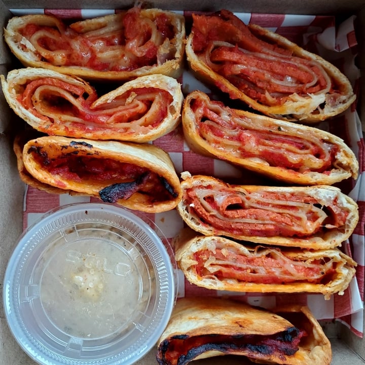 photo of The Hearty Hooligan Pizza Rolls shared by @whatacuriousnotion on  22 Dec 2022 - review