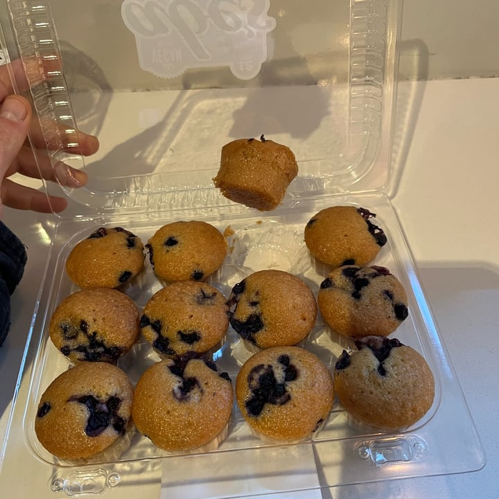 photo of Abe's Vegan Muffins Wild Blueberry Muffin shared by @oshmorethstorm on  31 Jan 2023 - review