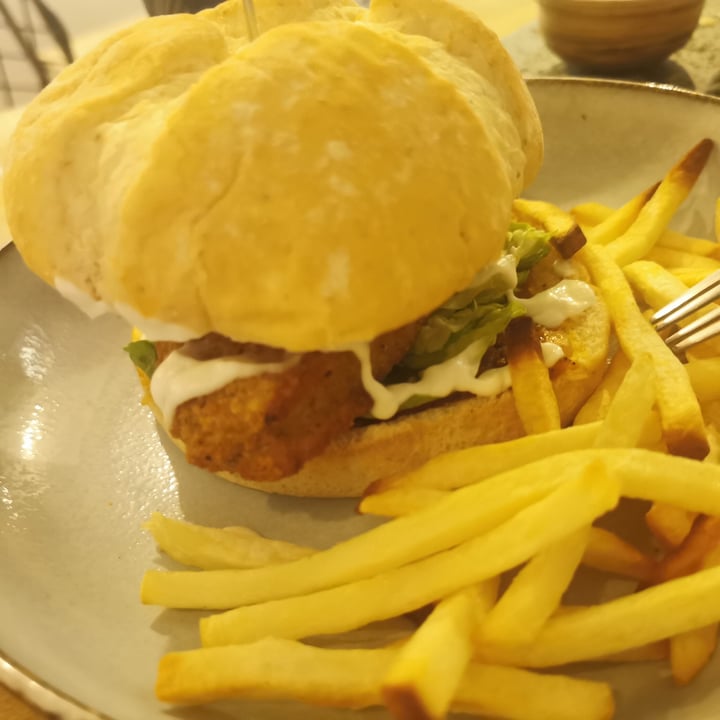 photo of Chicken Of the Woods Burger Black Cheese shared by @cristyglez on  04 Mar 2023 - review