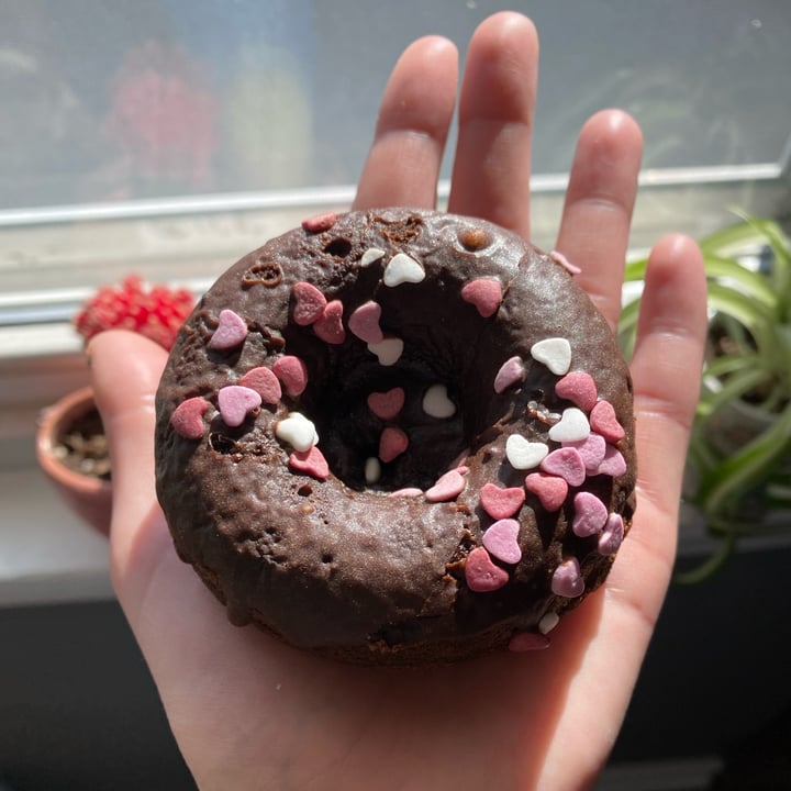 photo of Lucky Lemon Bakery Valentine’s Day Donut shared by @emmajoelle on  10 Apr 2023 - review