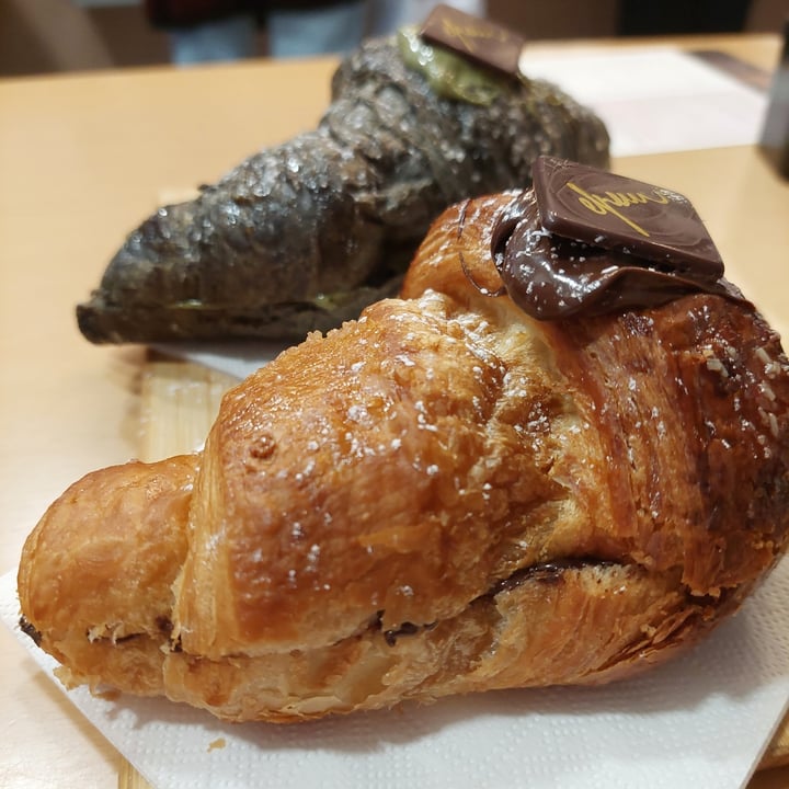 photo of Efrem - Caffetteria, Pasticceria, Cucina Brioche Al Carbone Con Pistacchio + Brioche Classica Con Cioccolato Al Caffè shared by @appleblossom on  12 Jan 2023 - review