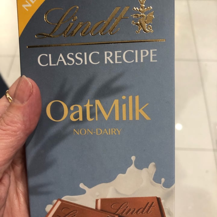 photo of Lindt Oatmilk Chocolate shared by @malulemos on  25 Jan 2023 - review