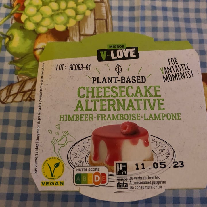 photo of Migros V-Love Cheesecake Alternative Raspberry shared by @alessandraf on  23 Apr 2023 - review