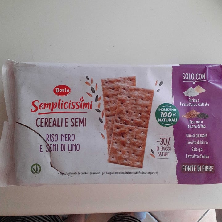 photo of I semplicissimi doria Crackers riso nero e semi di lino shared by @fedespa97 on  11 Jul 2023 - review