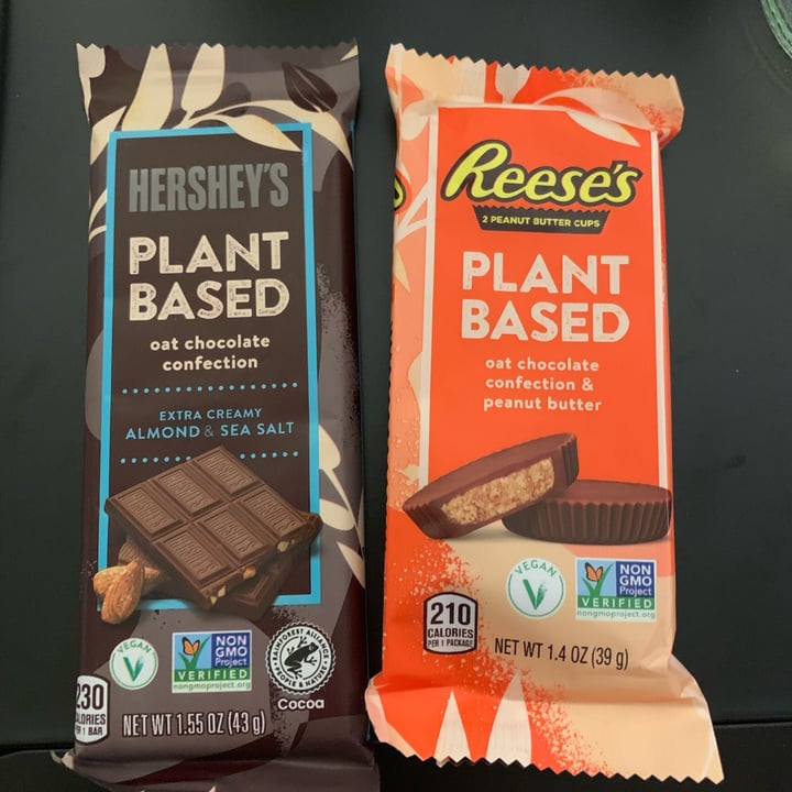 photo of Hershey's Oatmilk and Almond Chocolate Bar shared by @friendlyvegan on  30 Jun 2023 - review