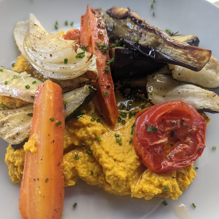 photo of Tarannà Cafè Hummus con verduras asadas shared by @vanessaprats on  06 May 2023 - review