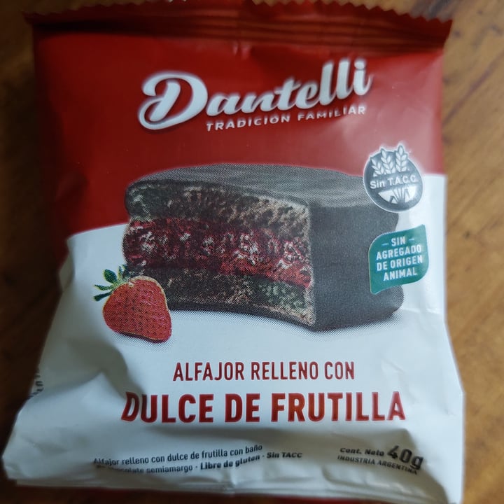 photo of dantelli Alfajor De Chocolate relleno con dulce de frutilla shared by @aliasvegan on  10 Jan 2023 - review