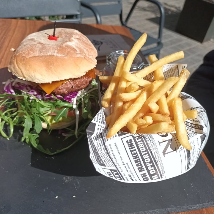 photo of La Mala Brunch hamburguesa vegana shared by @marijosegt on  01 Mar 2023 - review