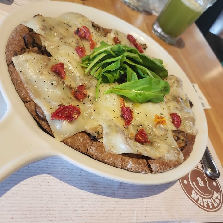 photo of Crepes & Waffles Pita Champiñón Pocket Vegan shared by @rickymoss on  07 Feb 2023 - review