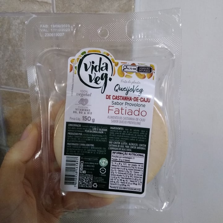 photo of Vida Veg QueijoVeg de Castanha de Caju sabor Provolone - Fatiado shared by @marianabuono on  07 Aug 2023 - review