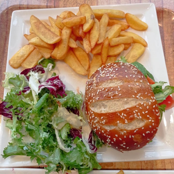 photo of Poulaillon Wittelsheim Brez'n burger vegan shared by @lauracri on  24 Jul 2023 - review