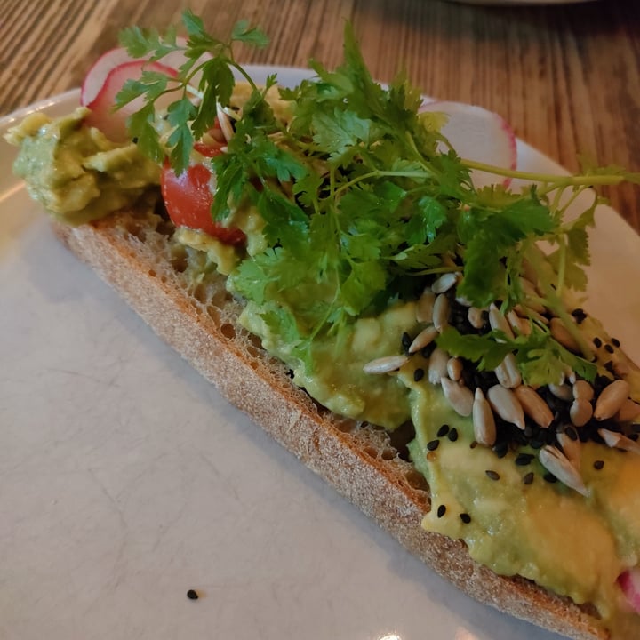 photo of Distrikt coffee Avocado Toast shared by @giusteat on  16 Jan 2023 - review