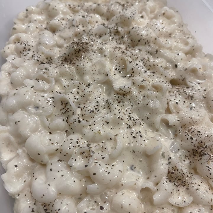 photo of Daiya deluxe mac and cheese four cheese style with herbs shared by @camillebeth on  14 Mar 2023 - review