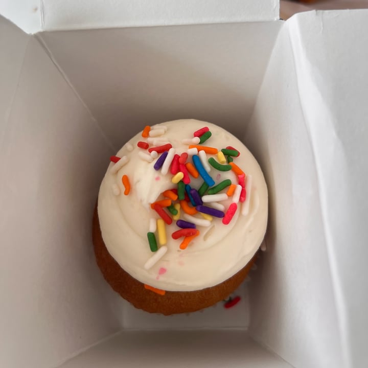 photo of Clementine Bakery vanilla sprinkles cupcake shared by @holasoymylk on  12 May 2023 - review
