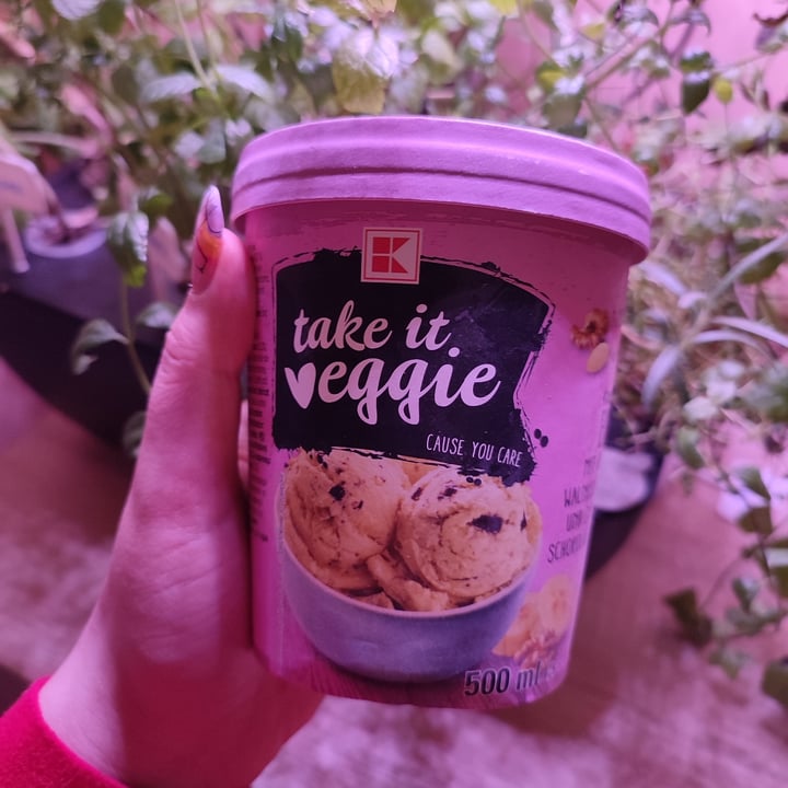 photo of Kaufland Take it Veggie Banana Nuts Ice Cream shared by @flouredfingers on  14 May 2023 - review