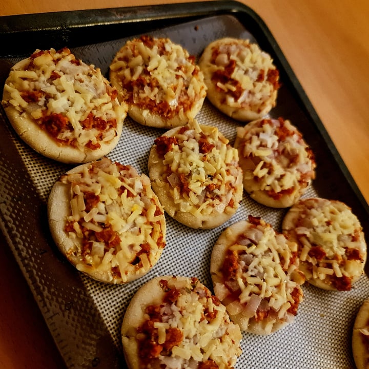photo of Vemondo Vegan Mini Pizzas Bolognese Style shared by @bl0bfishy on  08 Jan 2023 - review