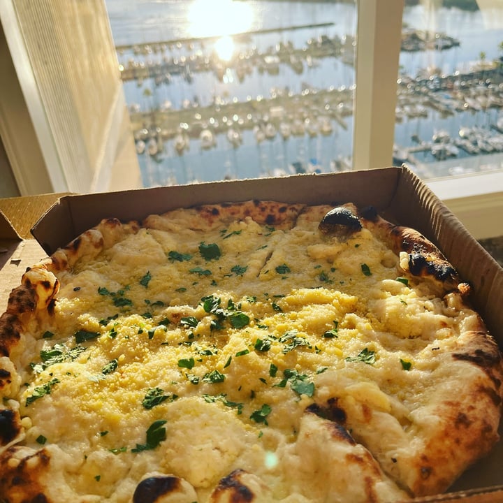 photo of Floralia White Pizza shared by @jogger177 on  23 Jan 2023 - review