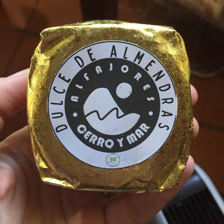 photo of Cerro y Mar Alfajor De Dulce De Almendras shared by @caronoel on  17 Jul 2023 - review