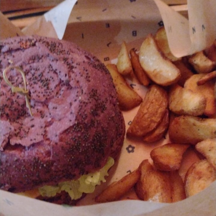 photo of Flower Burger Flower Burger shared by @lorenzocvl on  13 May 2023 - review