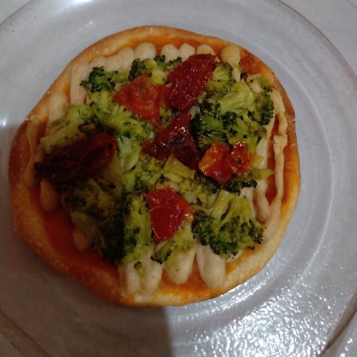 photo of @feitodeplanta Pizza de tomate seco e brócolis shared by @taciana on  01 Jul 2023 - review