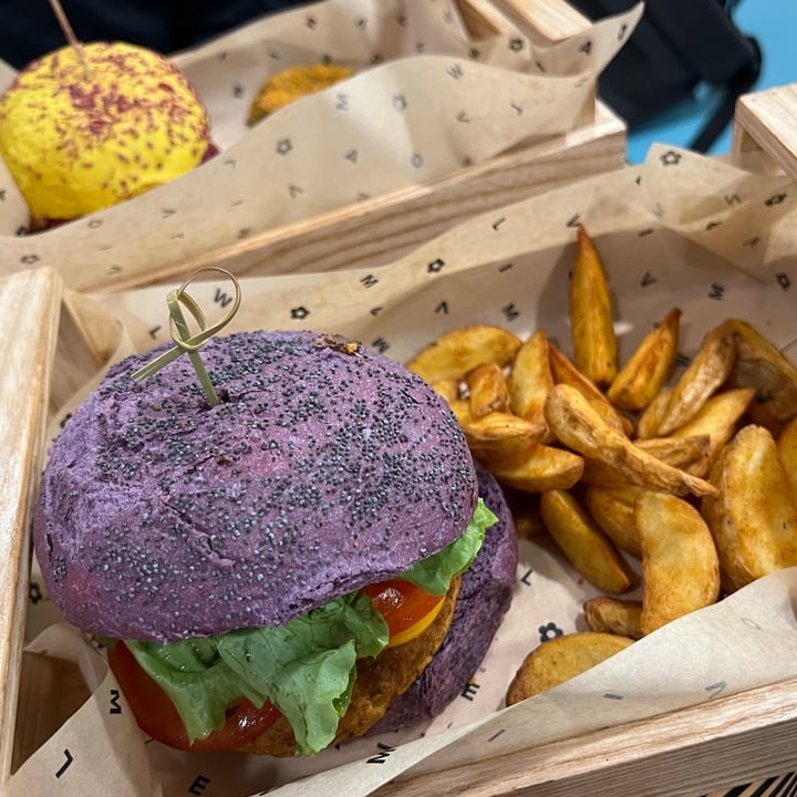 photo of Flower Burger purple cheesy shared by @chiaramerli on  07 Apr 2023 - review