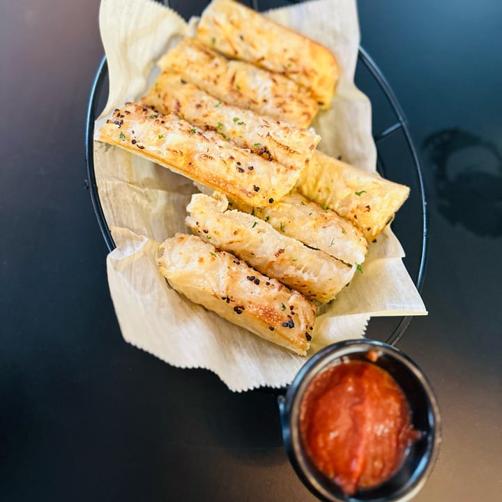 photo of 4th & State Cheesy Garlic Bread Appetizer shared by @tabithalewis on  27 Jun 2023 - review