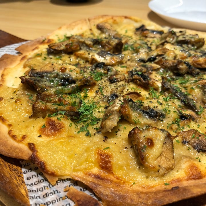 photo of Brown Poodle Cafe Mushroom Truffle Pizza shared by @m1tch9i on  17 Mar 2023 - review
