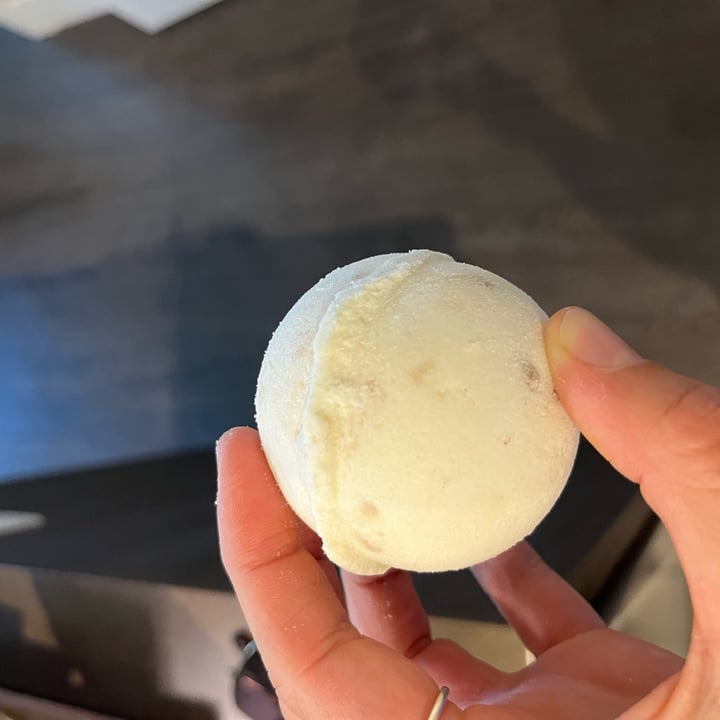photo of Rocky Mountain Soap Co. vanilla coconut bath bomb shared by @becs10 on  18 Dec 2022 - review