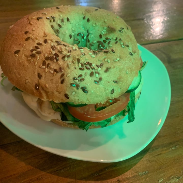 photo of Liberación Cocina Vegana Bagel de no pollo shared by @naleuem on  14 Apr 2023 - review