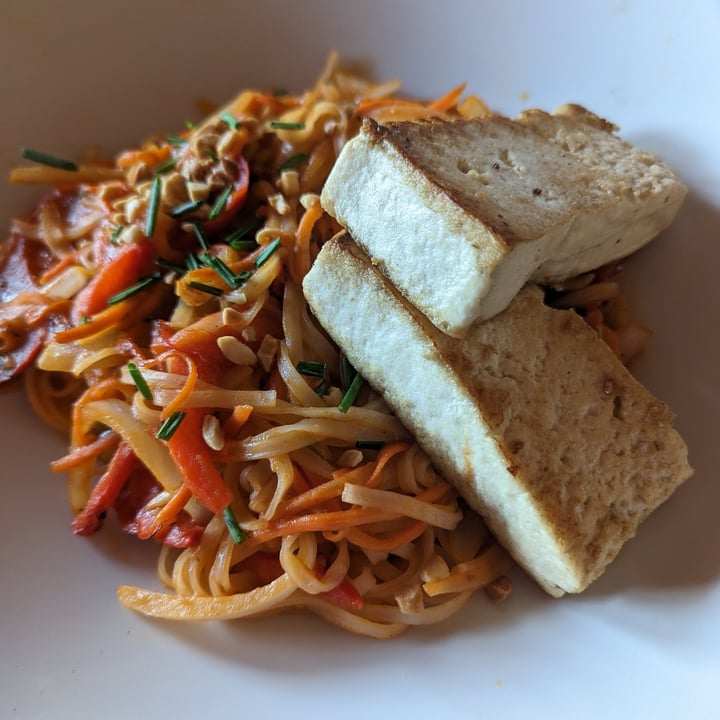 photo of Mythos at Universal's Islands of Adventure Phad Thai shared by @kristig on  04 May 2023 - review