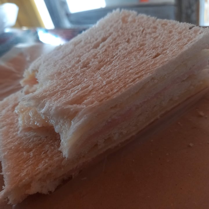 photo of Mama Quilla Vegan Market Sandwich de Miga. Jamón y Queso shared by @luisanastier on  03 Jun 2023 - review