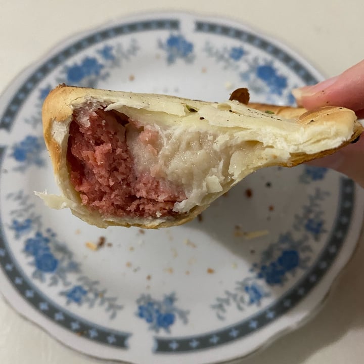 photo of Lontano Pizza Empanada De Jamón Y Queso shared by @mazulck on  16 May 2023 - review