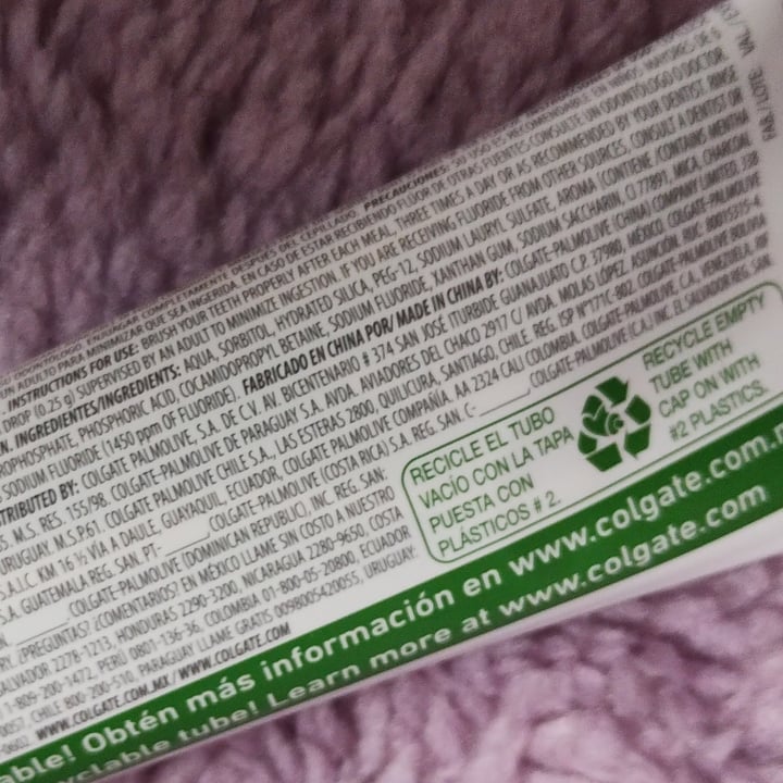 photo of Colgate pasta dental natural extracts carbón activado y menta  shared by @laebanal on  25 Feb 2023 - review