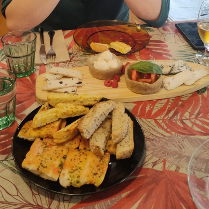 photo of La Galla Tasca Vegana Tabla de quesos shared by @claudiajarajara on  05 Jan 2023 - review