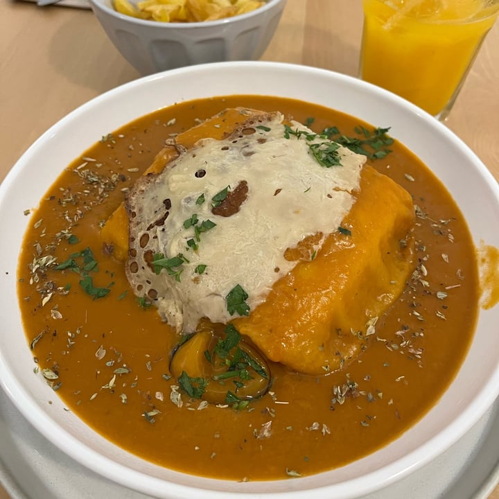 photo of A Minha Avó - Vegan Portuguese Food Francesinha shared by @moraviajetariana on  07 Aug 2023 - review