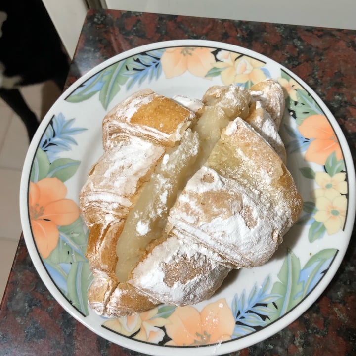 photo of Le Panem Croissant con pastelera vegana shared by @vegandann on  07 Jan 2023 - review