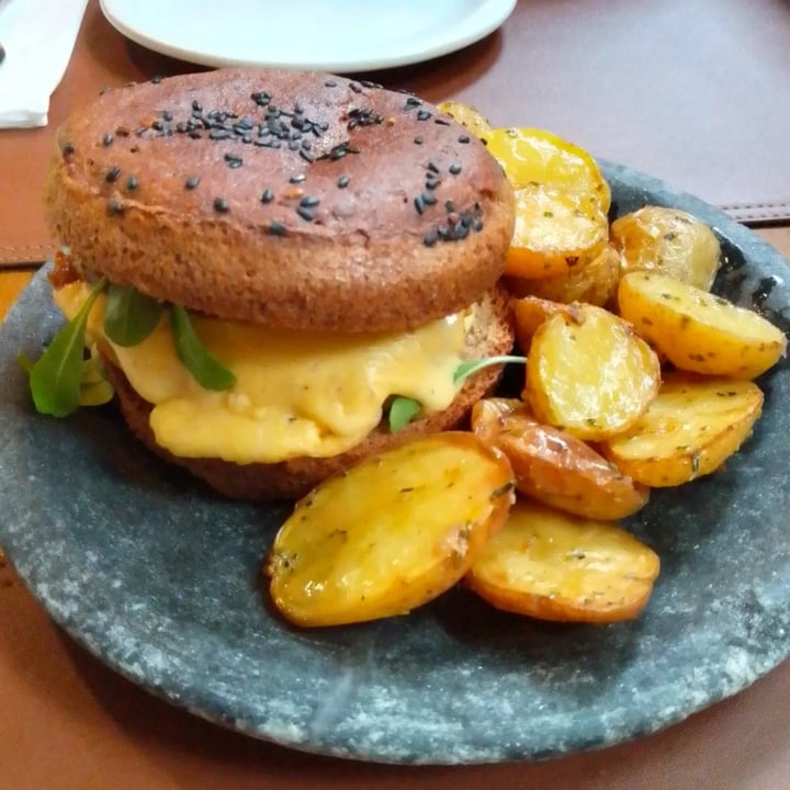 photo of Casa RAW Cheeseburger com batatas shared by @cristinasayuri on  15 Mar 2023 - review