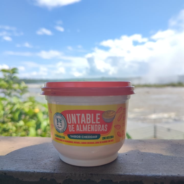 photo of Felices Las Vacas Untable de Almendras Sabor Cheddar shared by @saraperulero on  05 Mar 2023 - review