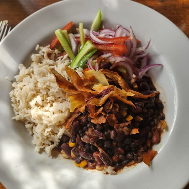 photo of Sabia que venias y prepare un pastel Chilli vegano, arroz y pico de gallo shared by @flormendi on  10 Aug 2023 - review