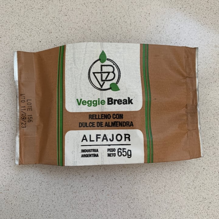 photo of Veggie Break Alfajor rellano con dulce de almendra shared by @signorinaluciana on  12 Aug 2023 - review