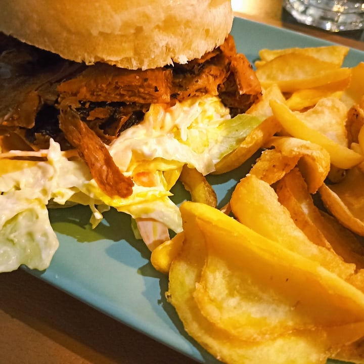 photo of Moonshine Cafè burger pulled vegan pork shared by @ghocri on  15 Jan 2023 - review