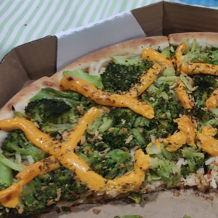 photo of La Belle pizzas pizza de brócolis com cheddar vegano shared by @gabibagattini on  05 Feb 2023 - review