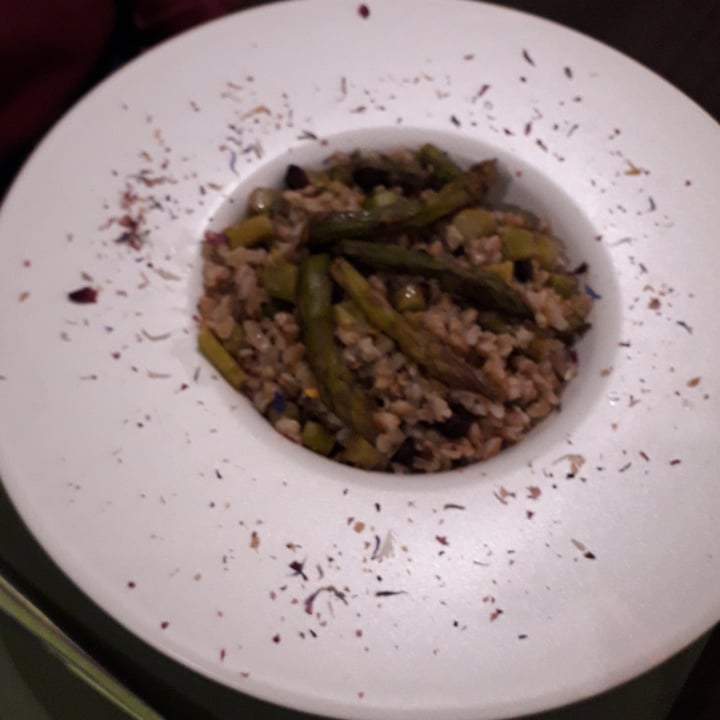 Cibo Ristorante Vegano Aosta, Italy farro con asparagi e ceci neri